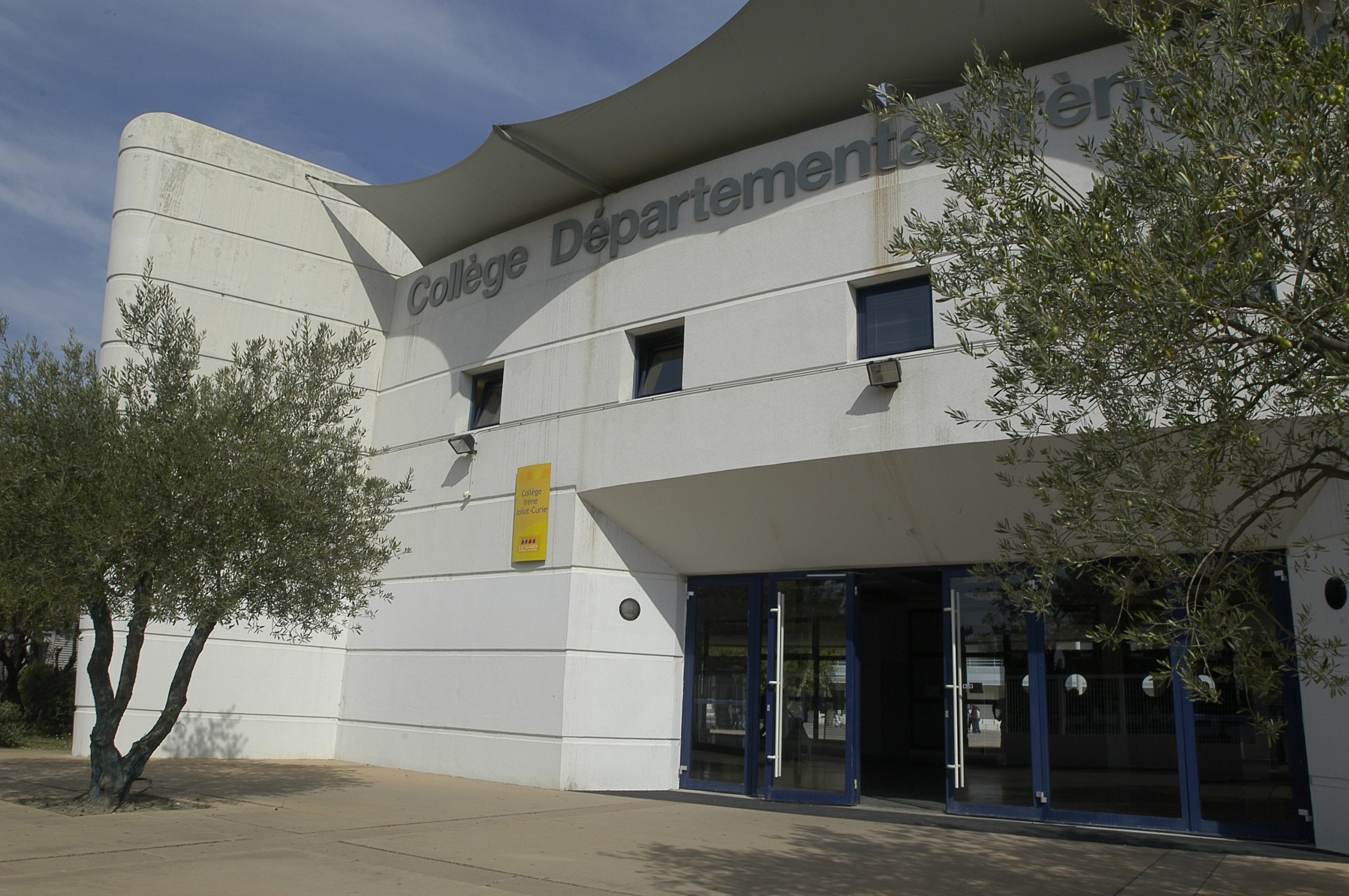 Devanture du collège Irène Joliot-Curie à Aigues-Mortes