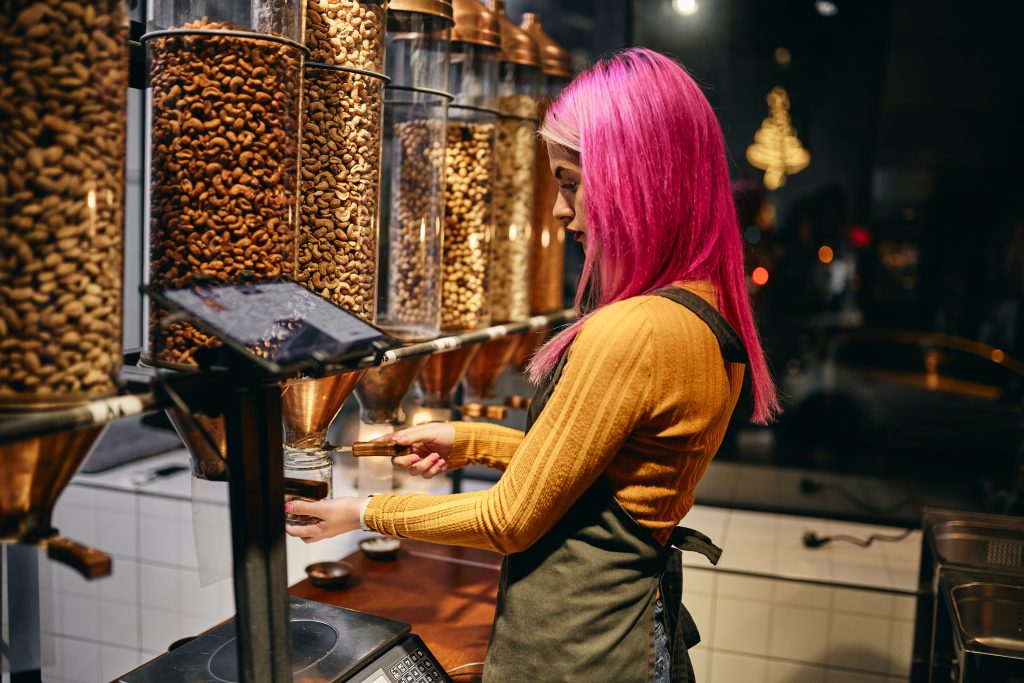 Une femme se servant dans une boutique local